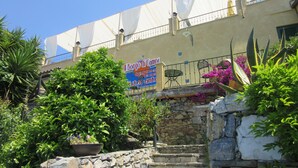 Un escalier en pierre mène à un bâtiment sur lequel est apposée une enseigne indiquant « Il Borgo di Giampa ».