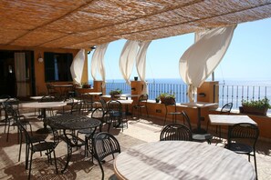 Petit déjeuner continental servi tous les jours en supplément