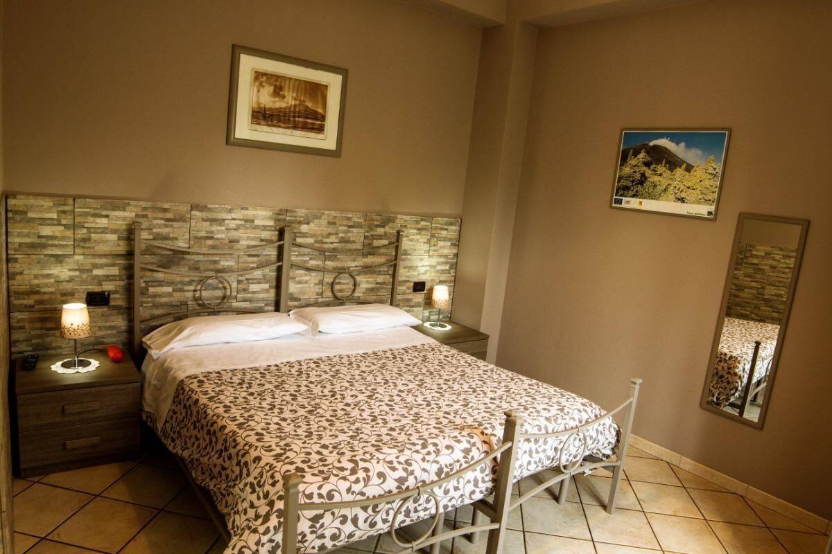 Minibar, Bügeleisen/Bügelbrett, kostenlose Babybetten, Zustellbetten