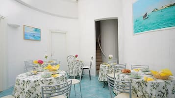 Desayuno continental diario (EUR 6 por persona)