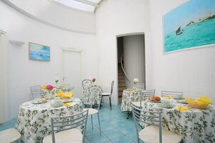 Daily continental breakfast (EUR 6 per person)