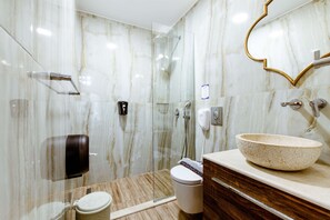 Double Room - Ground floor | Badeværelse | Bruser, designertoiletartikler, hårtørrer, badekåber