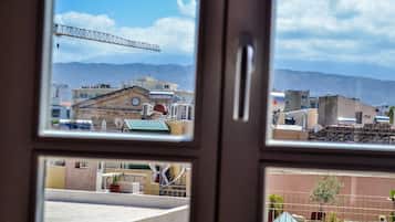 Budget Triple Room - Third floor (access only by stairs) | Tabla de planchar con plancha, wifi gratis y ropa de cama