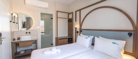 Double with balcony | Coffres-forts dans les chambres, bureau, chambres insonorisées