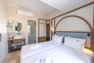 Double with balcony | Coffres-forts dans les chambres, bureau, chambres insonorisées