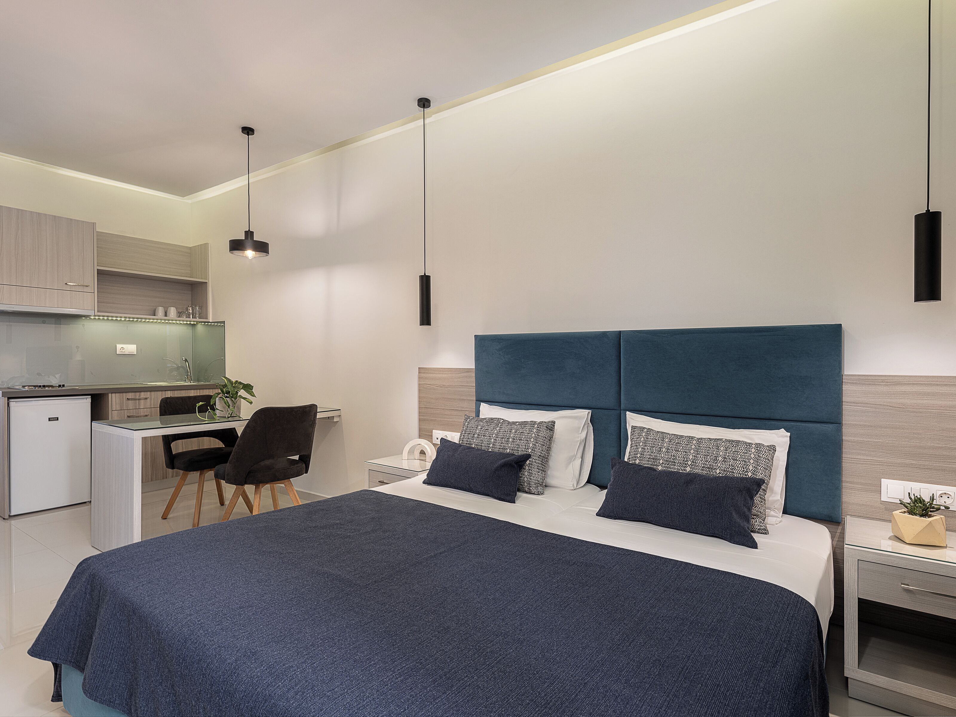 Deluxe Studio | 1 bedroom, pillowtop beds, in-room safe, soundproofing