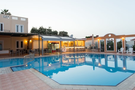 Bar junto a la piscina