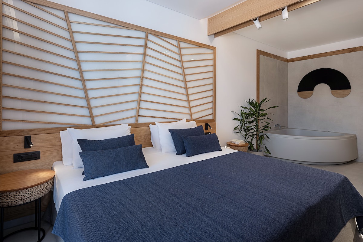 Deluxe kamer, 1 twee- of 2 eenpersoonsbedden, 1 slaapkamer, hot tub, uitzicht op zwembad | 1 slaapkamer, pillowtop-bedden, een kluis op de kamer