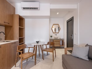 Habitación triple Deluxe | 1 dormitorio, colchones con acolchado adicional, caja fuerte