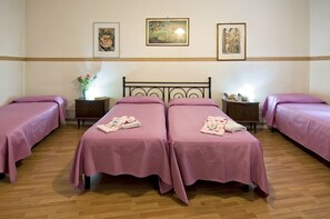 Kamar Quadruple, kamar mandi umum | Meja kerja, kedap suara, dan setrika/meja setrika