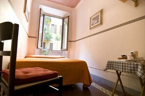 Quarto solteiro, banheiro compartilhado | Escrivaninha, quartos à prova de som, ferros/tábuas de passar roupa