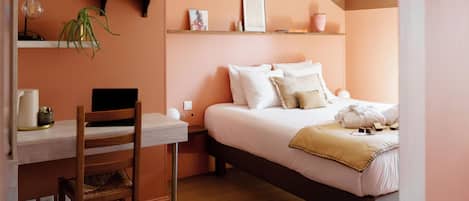 Habitación superior, vistas al jardín | Ropa de cama de alta calidad y decoración individual