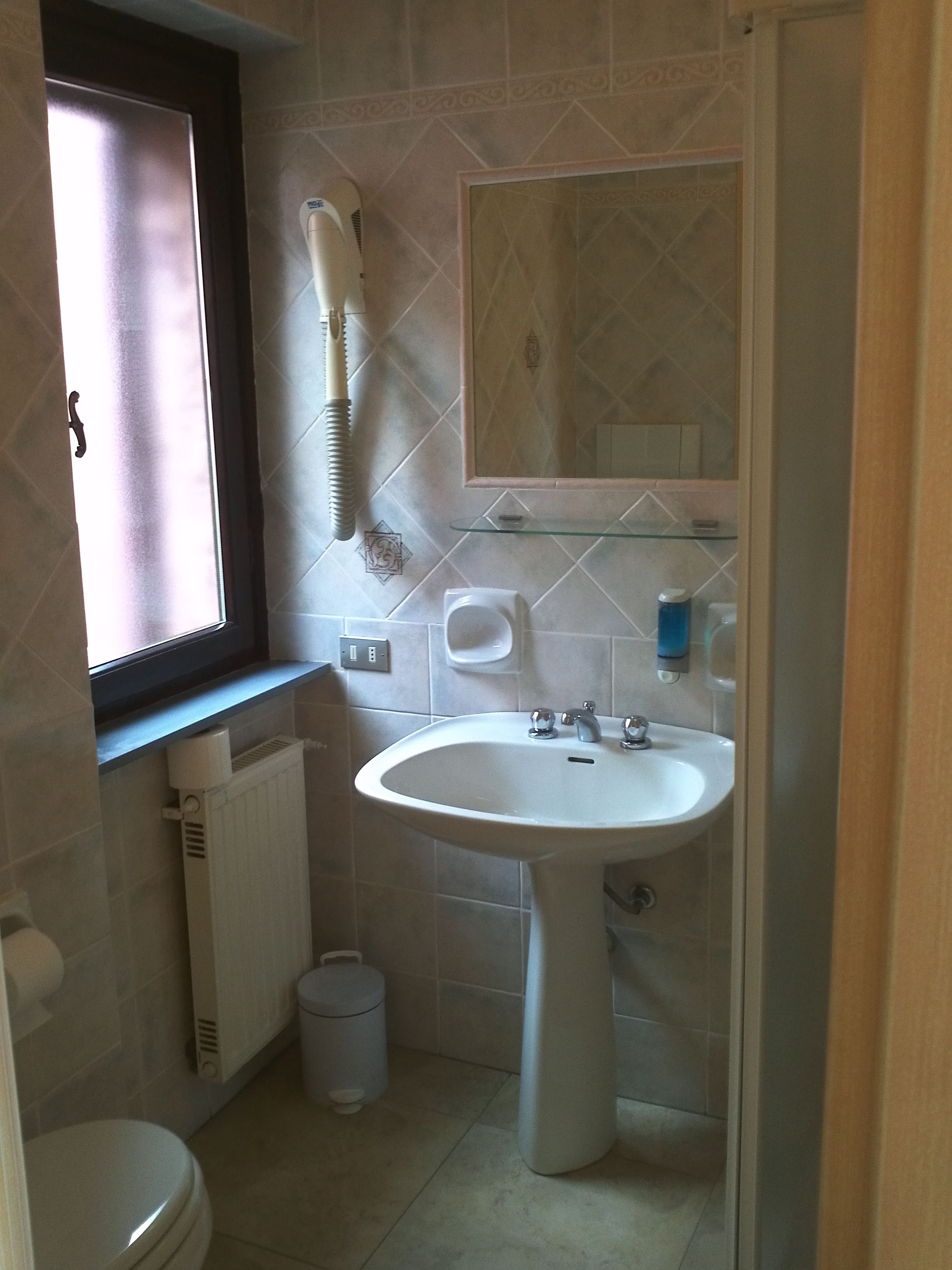 6 bedrooms, frette italian sheets, premium bedding, memory-foam beds