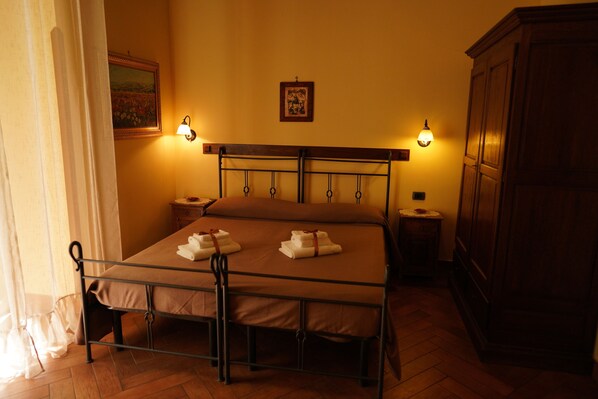 Frette Italian sheets, minibar, desk, soundproofing