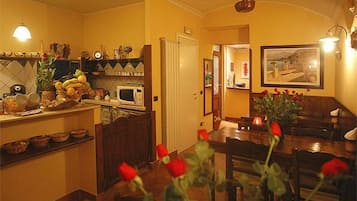 Petit déjeuner buffet (5 EUR par personne)