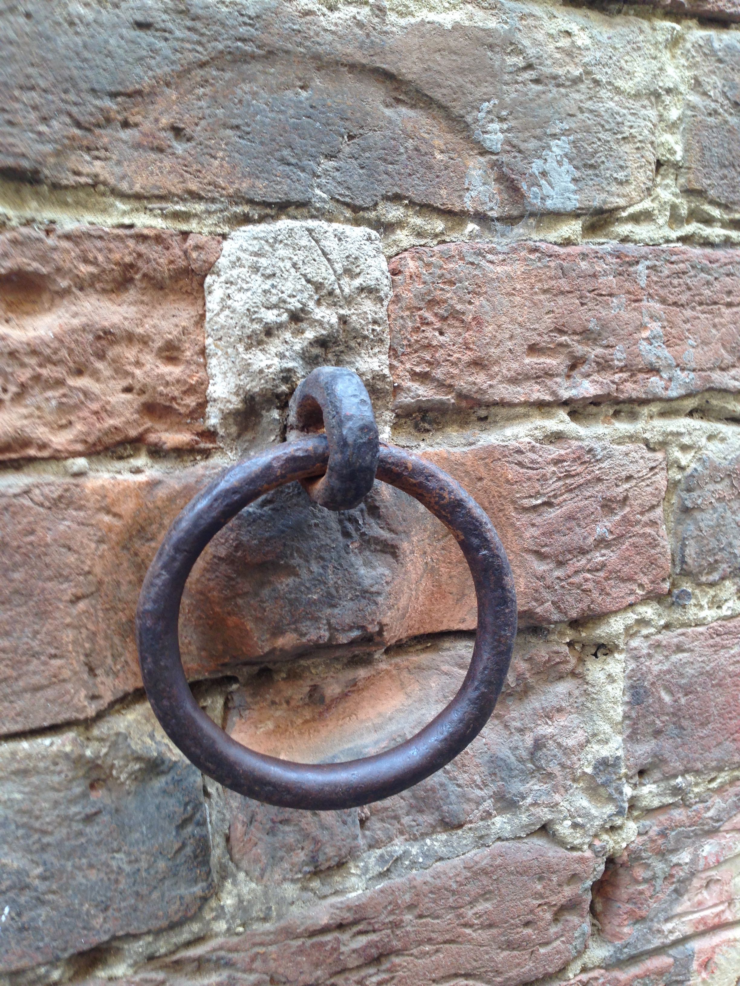 Een metalen ring bevestigd aan een bakstenen muur.