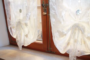 A wooden door with a brass handle and a glass panel. - Palazzo Masi (Siena)