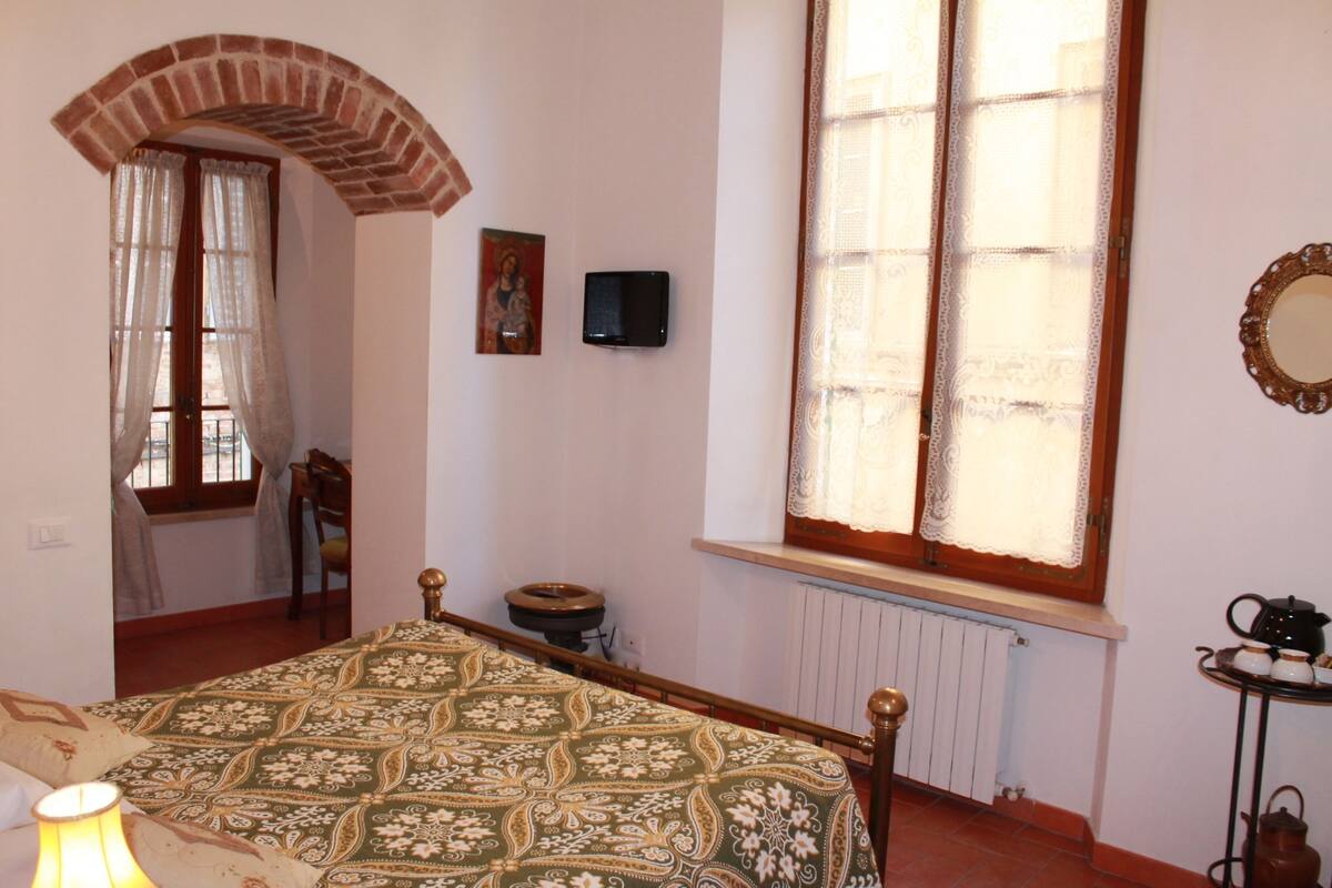 Superior Double Room, Private Bathroom (External) | Egyptian cotton sheets, premium bedding, desk, soundproofing