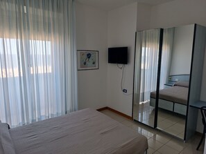 Frigobar, escrivaninha