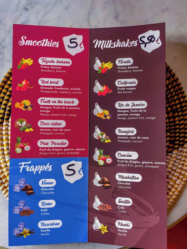 Eine Speisekarte mit Smoothies und Milkshakes, jeweils mit Preisangabe.