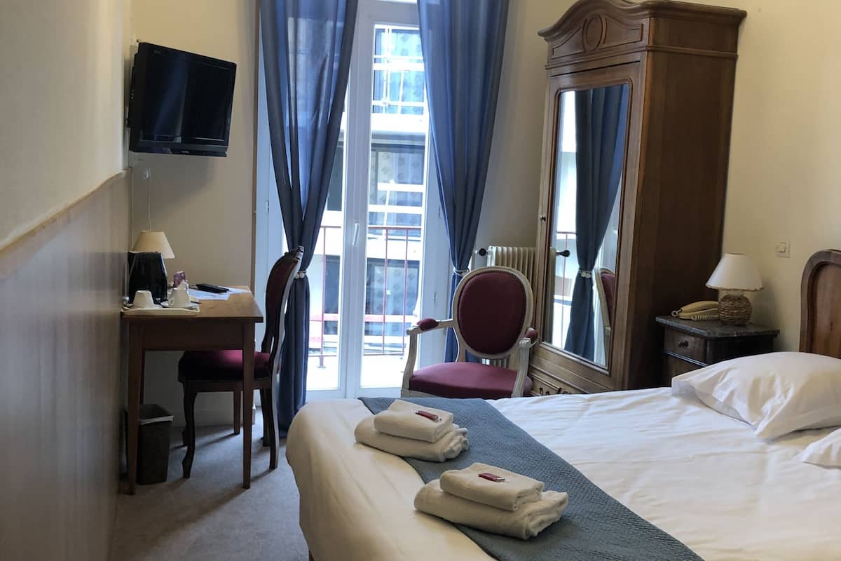 standard double room, 1 double bed, non smoking, private bathroom | premium bedding, select comfort beds, individually furnished, desk