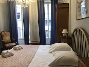 Quarto casal standard, 1 cama de casal, para não fumantes, banheiro privativo | Roupas de cama premium, camas Select Comfort, individualmente mobiliados