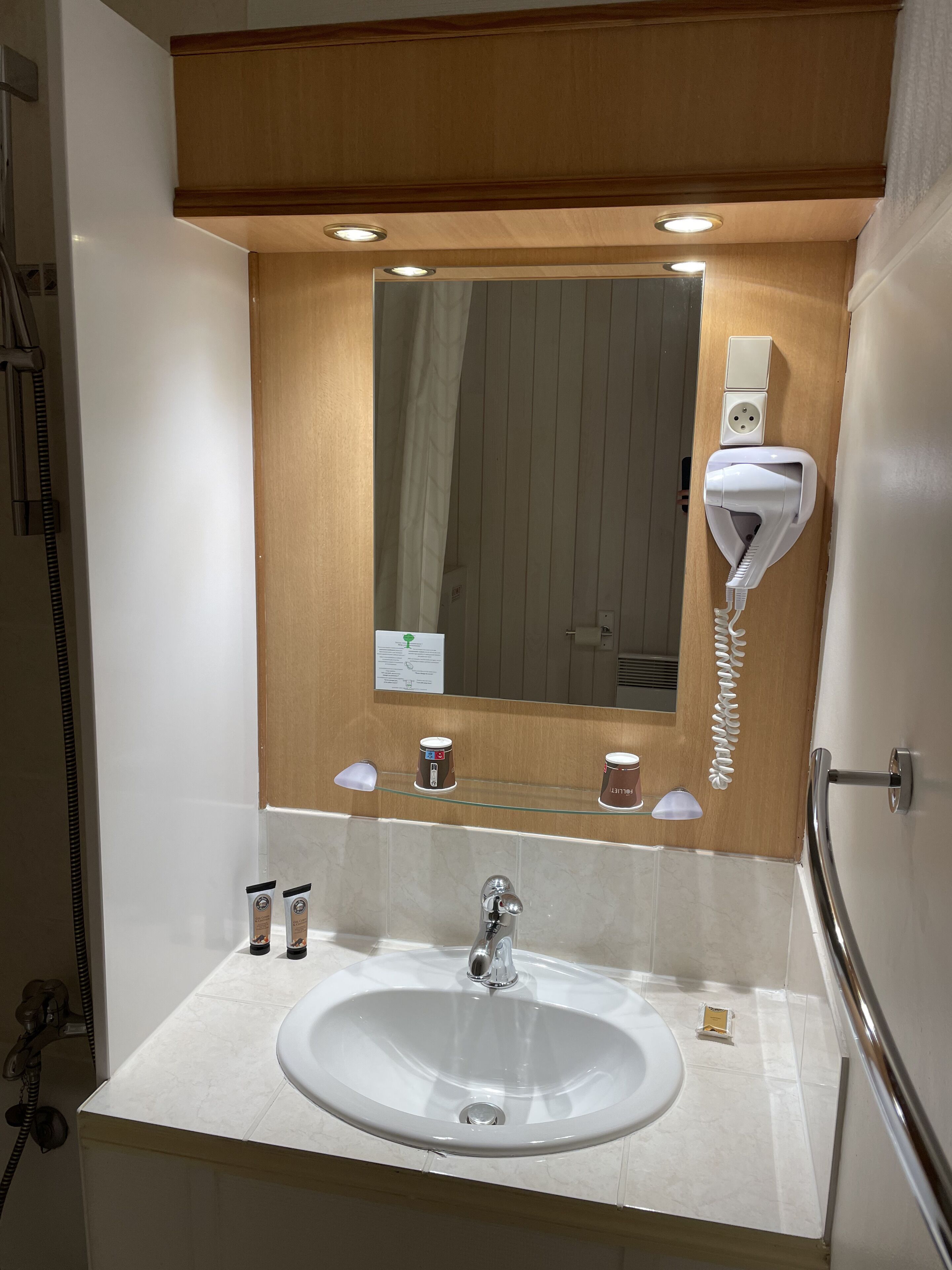deluxe double room | bathroom | free toiletries, hair dryer, towels