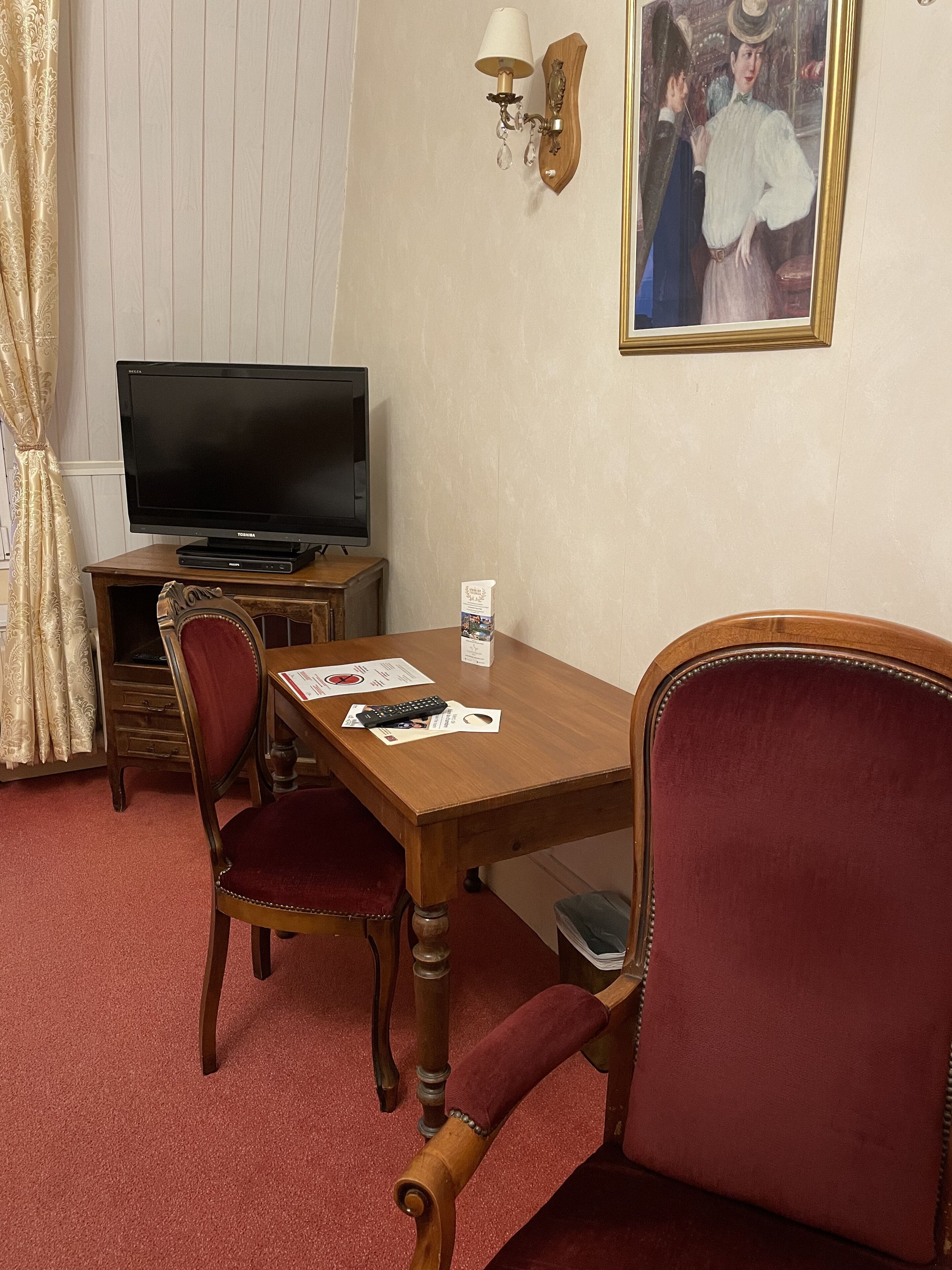 deluxe double room | television