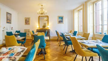 Tägliches Frühstücksbuffet (13 EUR pro Person)