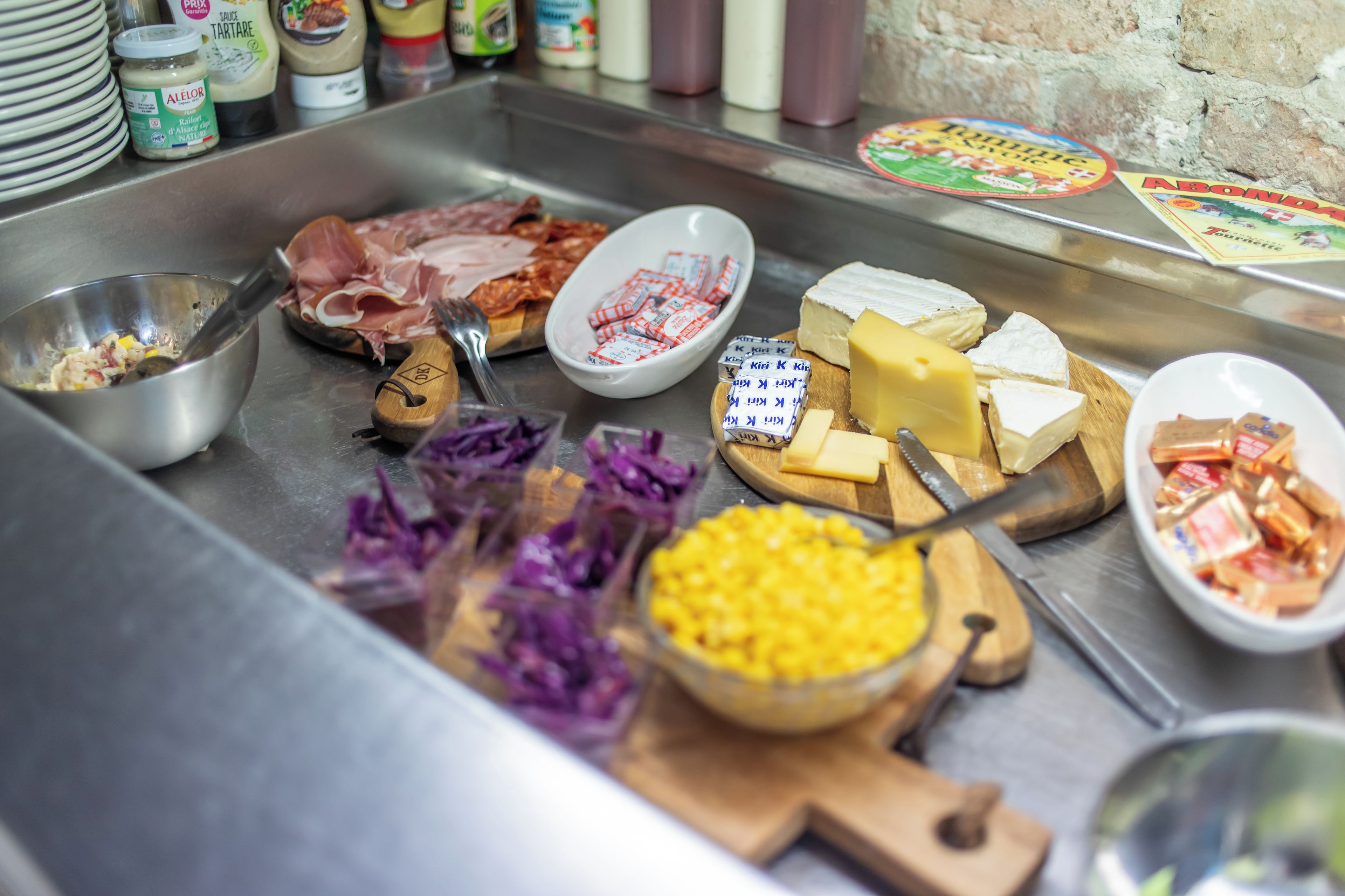 Ein Buffet mit verschiedenen Käsesorten, Fleischwaren und Beilagen.