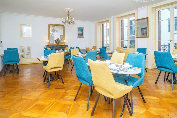 Café da manhã com buffet todos os dias (EUR 13 por pessoa)
