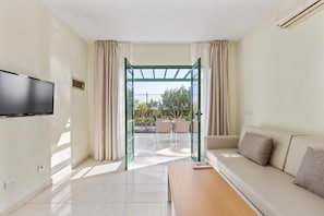 1 kamar tidur, brankas, tirai kedap cahaya, dan tempat tidur bayi gratis