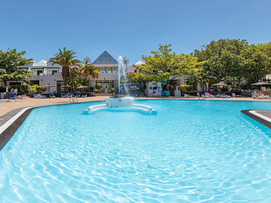 2 piscines a l'aire lliure