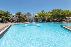 2 outdoor pools