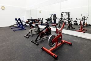 A gym with various exercise equipment, including treadmills, stationary bikes, and weight machines. - Hotel THB Royal (Yaiza)