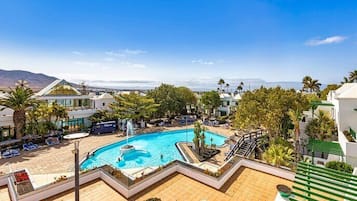 2 outdoor pools