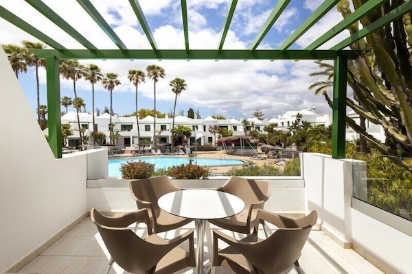 2 outdoor pools