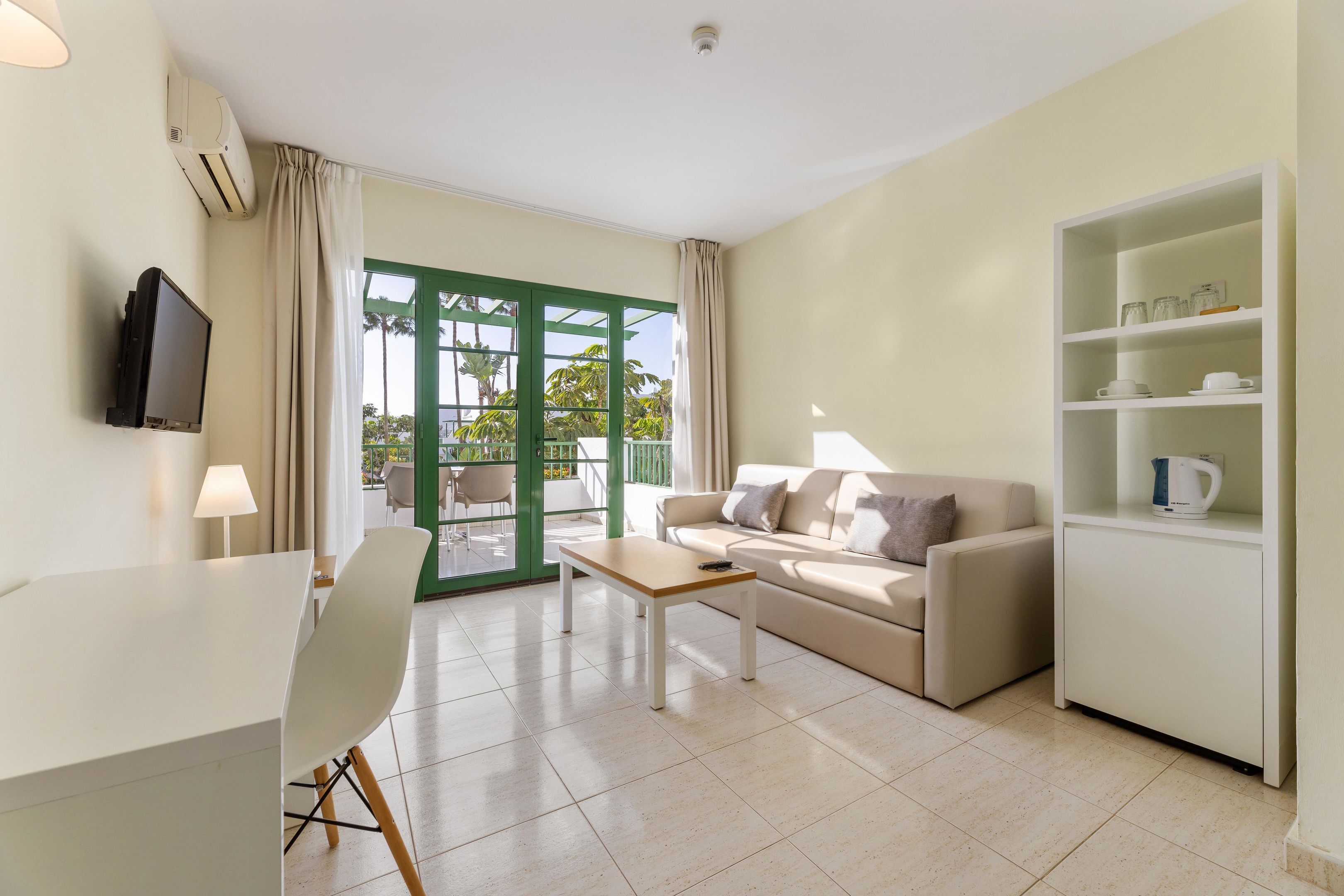 Een flatscreentelevisie en speelgoed