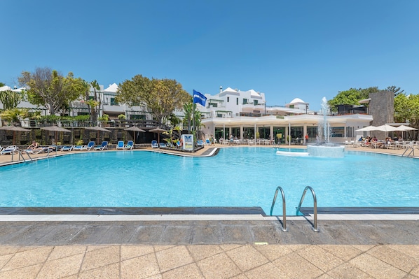 2 outdoor pools