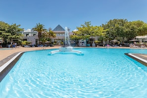 2 piscines a l'aire lliure