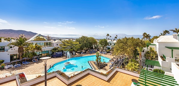2 outdoor pools