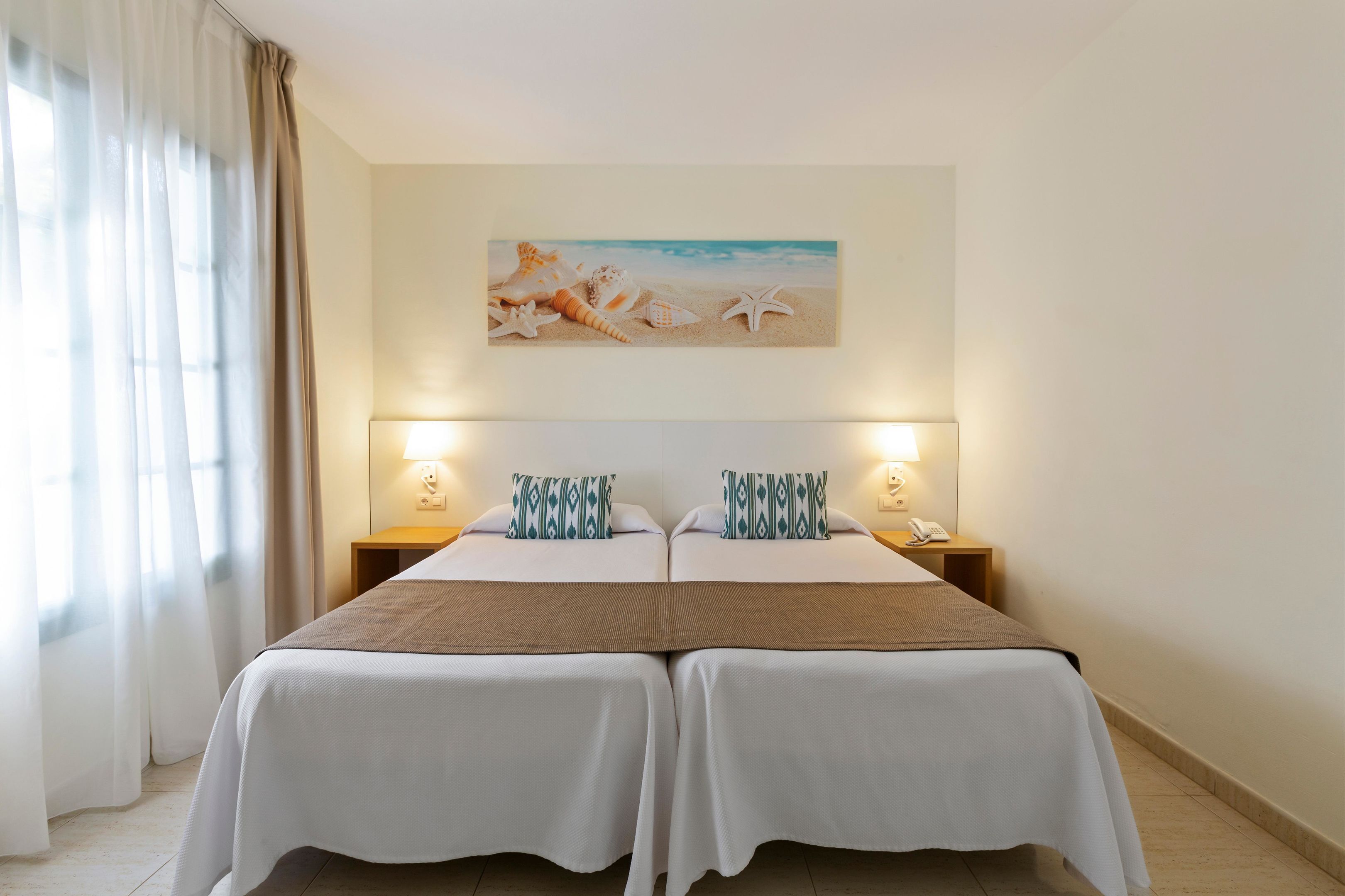 Safe på rommet, blendingsgardiner og barnesenger (inkludert)