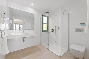 Dusj, toalettartikler (inkludert), hårføner og håndklær