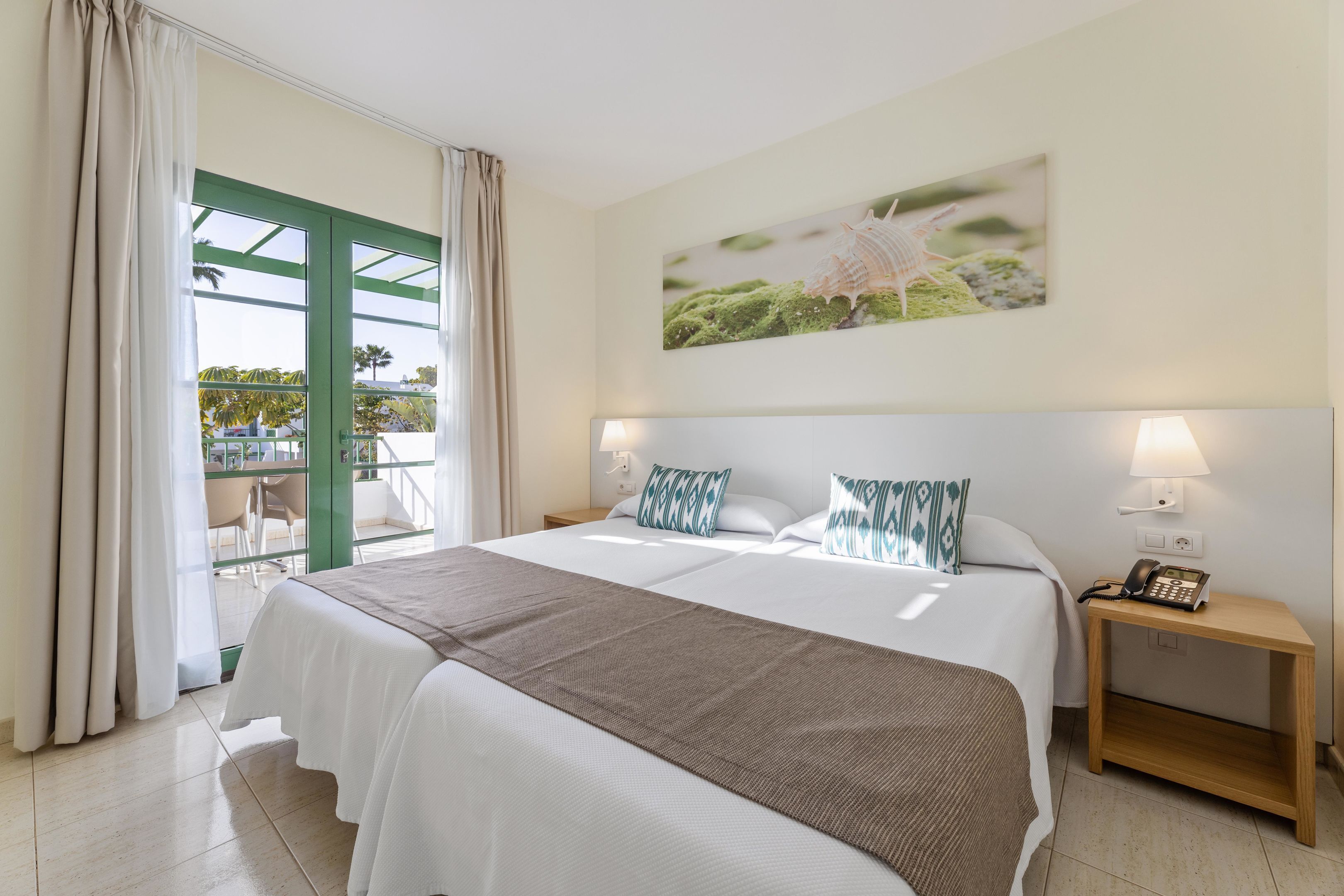 Safe på rommet, blendingsgardiner og barnesenger (inkludert)