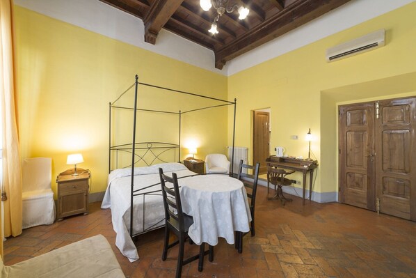 Unclassified image, 1 of 40, button - La Residenza del Proconsolo (Florence)