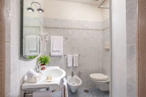 Pancuran mandi, pengering rambut, bidet, tuala disediakan 