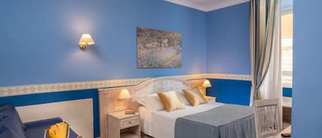 Minibar, caja de seguridad en la habitación y escritorio