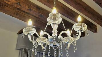 Un lustre à plusieurs bras, orné de décorations en cristal.