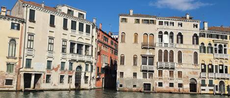 Un canal flanqueado por edificios históricos.