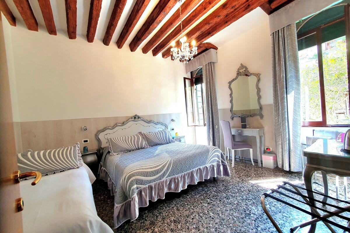 Quarto com cama, escrivaninha e cadeira.